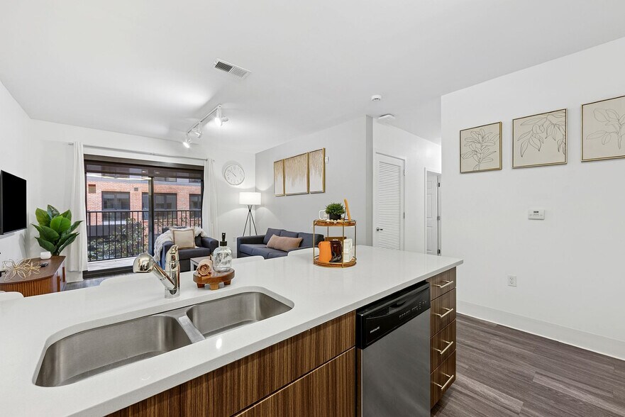 More Photos Of 2010 Cumberland Ave, Knoxville Apartments For Lease