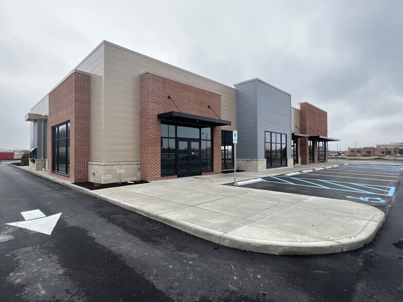More Photos Of 13588 Bent Grass Ln, Fishers Storefront For Sale