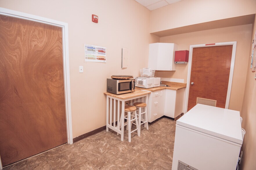 More Photos Of 1 Post Office Rd, Waldorf Medical For Lease