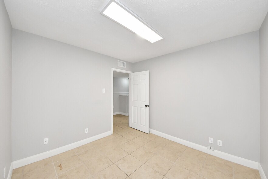 More Photos Of 2001 John St, Pasadena Office For Sale