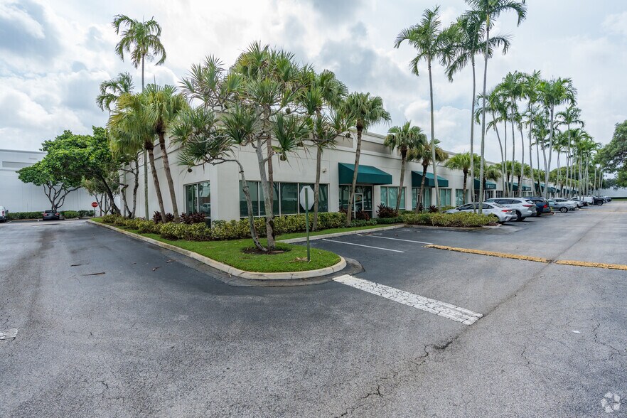 More Photos Of 1900-1924 NW 84th Ave, Miami Light Manufacturing For Lease