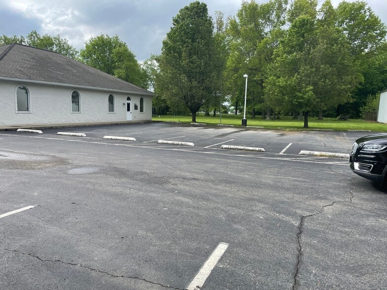 More Photos Of 1704 N Holmes Dr, Marion Office For Sale