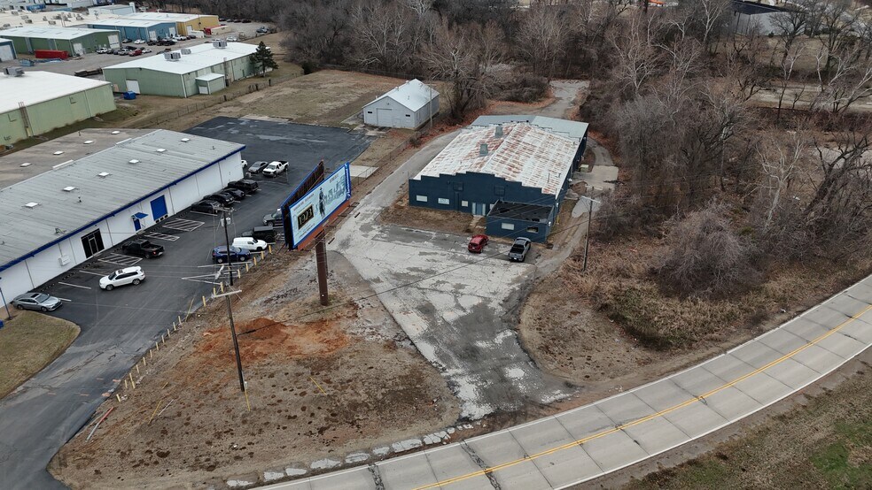 More Photos Of 920 W Skelly Dr, Tulsa Manufacturing For Lease