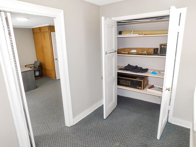 More Photos Of 122 E Main St, Rockton Office For Lease