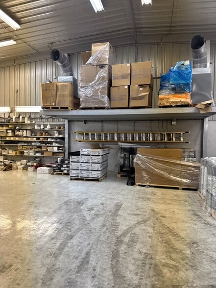 More Photos Of 6304 Tropicaire Blvd, North Port Showroom For Lease