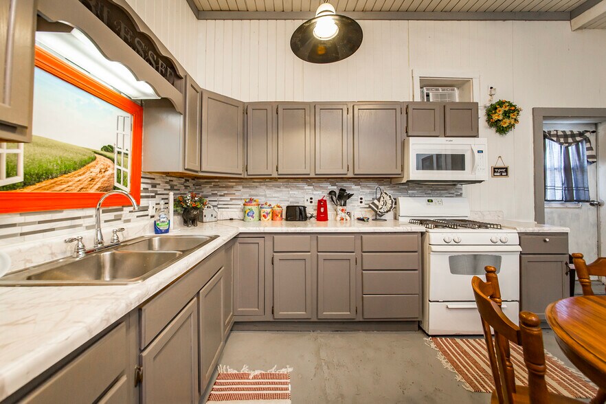 More Photos Of 223 W Main St, Mountain View Storefront For Sale