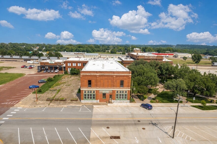 More Photos Of 114 N Houston Ave, Denison Office For Sale