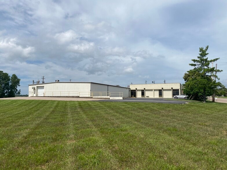 More Photos Of 455 Klutey Park Plaza Dr, Henderson Light Distribution For Sale
