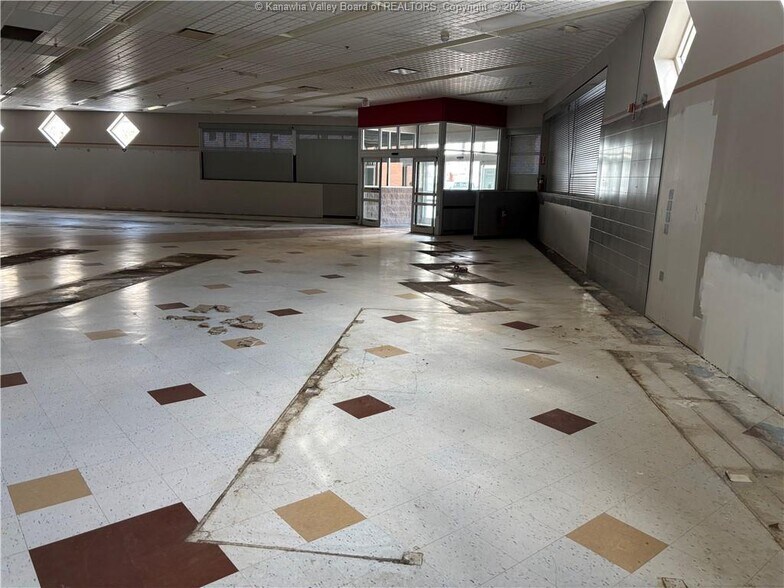 More Photos Of 173 Main St, Clay Drugstore For Lease