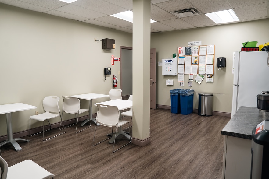 More Photos Of 200 Eastport Blvd, Hamilton Warehouse For Lease