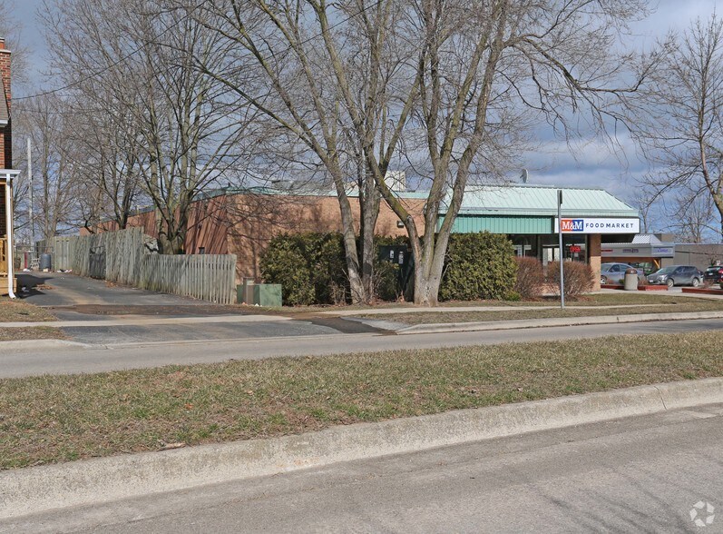 More Photos Of 36 Main St E, Grimsby Storefront Retail Office For Lease