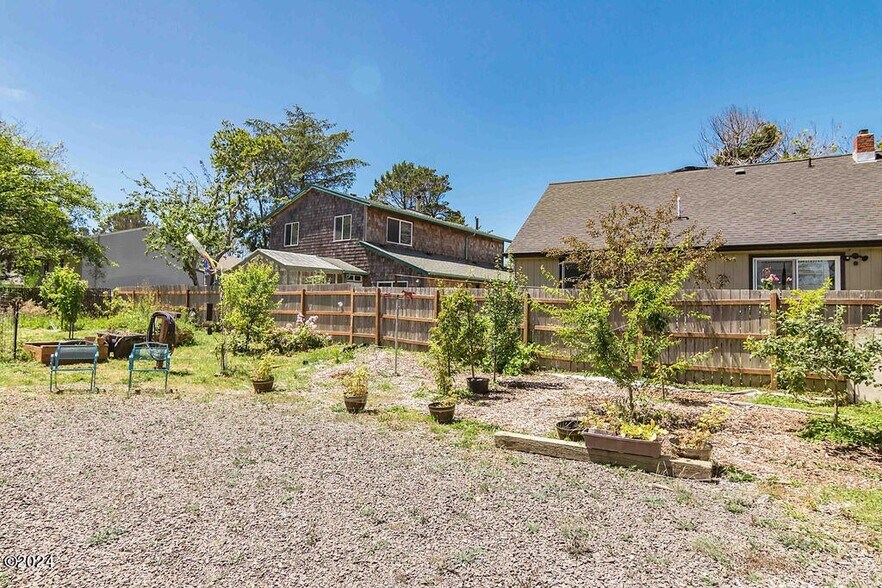 More Photos Of 20 Willow St, Depoe Bay Industrial For Sale