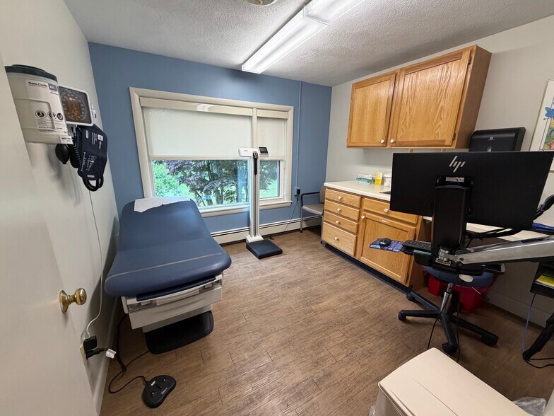 More Photos Of 688 Frenchtown Rd, East Greenwich Office For Sale