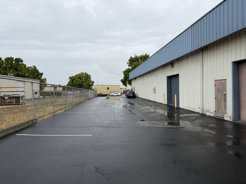 More Photos Of 536 Hi Tech Pky, Oakdale Warehouse For Sale