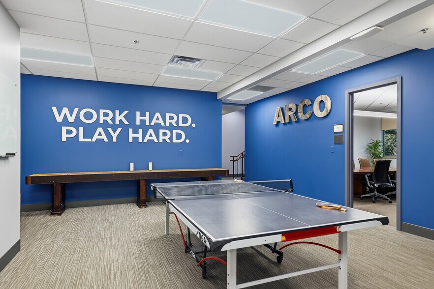 More Photos Of 900 N Rock Hill Rd, Saint Louis Office For Sale