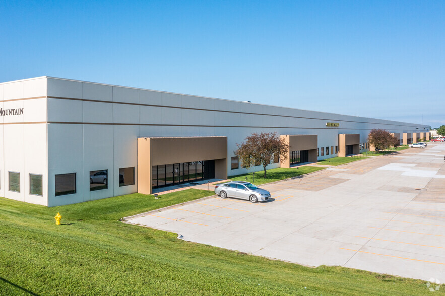 Primary Photo Of 4401 121st St, Urbandale Warehouse For Lease