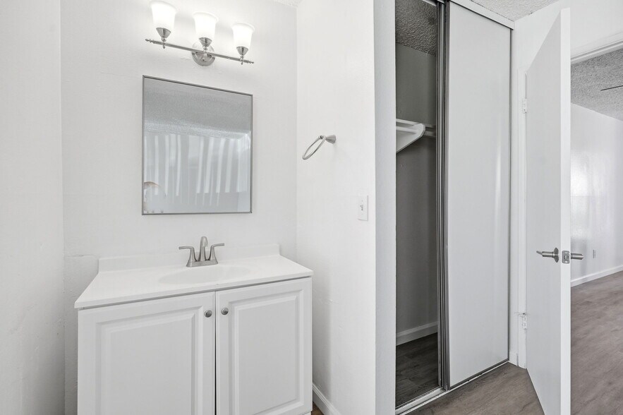 More Photos Of 4881 Rolando Ct, San Diego Apartments For Sale