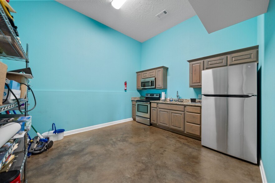 More Photos Of 1915 Walkers Trl, Conway General Retail For Sale