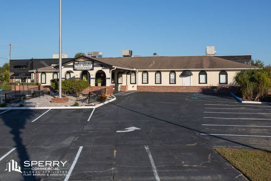 More Photos Of 300 N Cocoa Blvd, Cocoa Restaurant For Lease