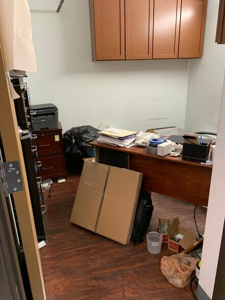 More Photos Of 90 W Maple Rd, Troy Restaurant For Lease
