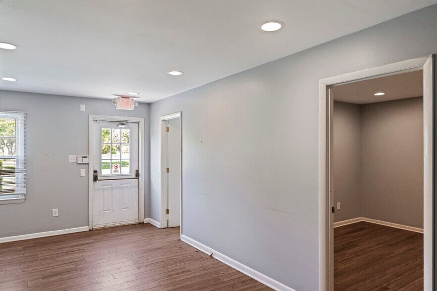 More Photos Of 601 Catoctin Cir NE, Leesburg Specialty For Lease