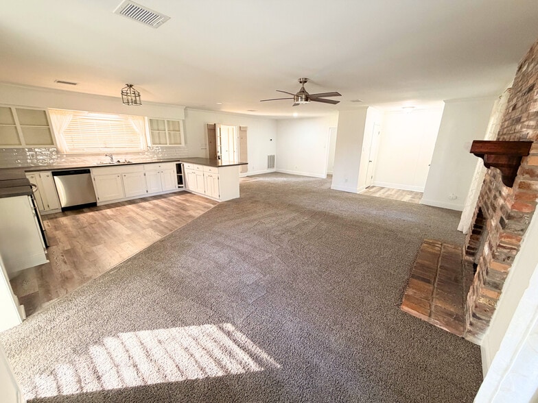 More Photos Of 2103 Taylor St, Waller Office For Sale