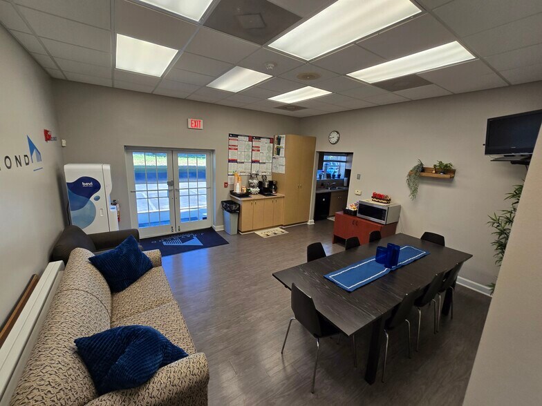 More Photos Of 465 Warren Ave, Longwood Office For Lease