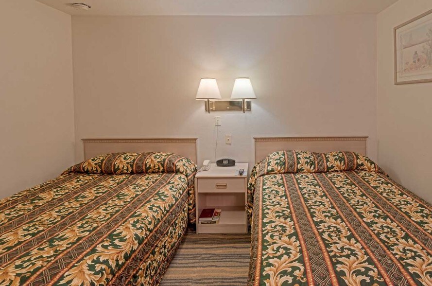 More Photos Of 1520 Candelaria Rd NE, Albuquerque Hotel For Sale