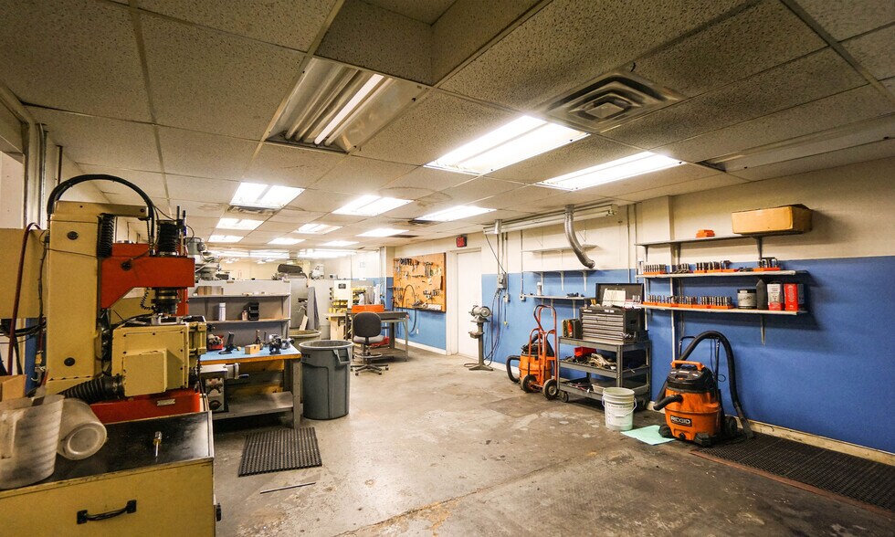 More Photos Of 1413 Sam Bass Rd, Round Rock Warehouse For Lease