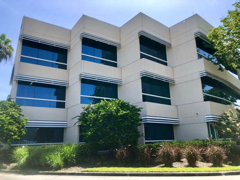 More Photos Of 100 Paramount Dr, Sarasota Office For Lease