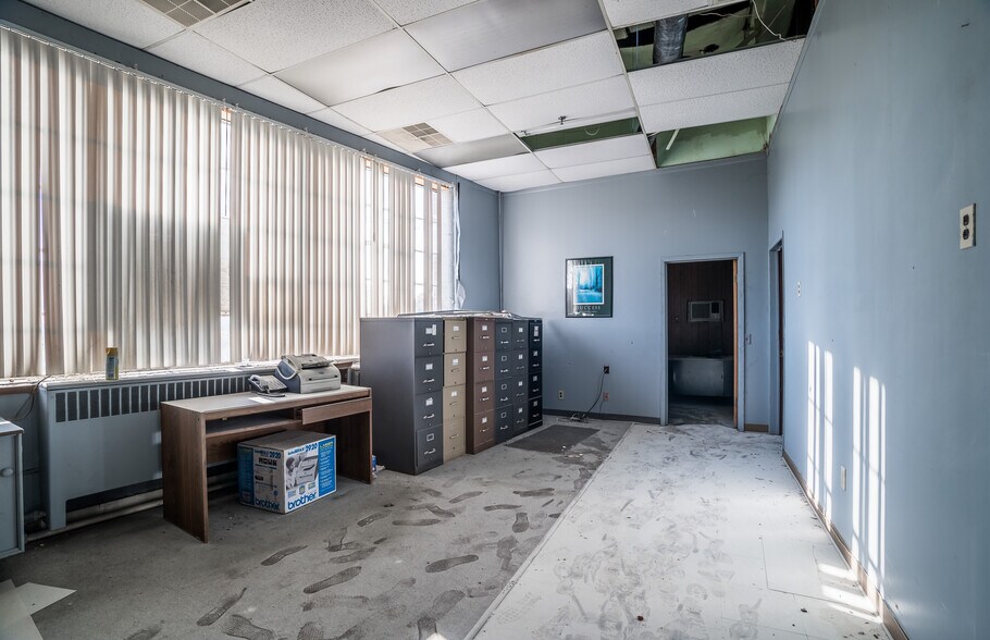 More Photos Of 413 Oxford Rd, Franklin Manufacturing For Sale