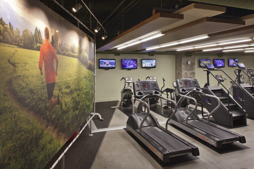 More Photos Of 2 Ravinia Dr, Atlanta Office For Lease