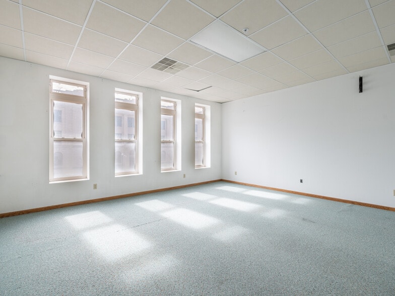 More Photos Of 353 Court St, Pekin Storefront Retail Residential For Sale