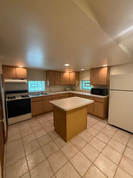 More Photos Of 11107 Thiel St, Saint John Office For Sale