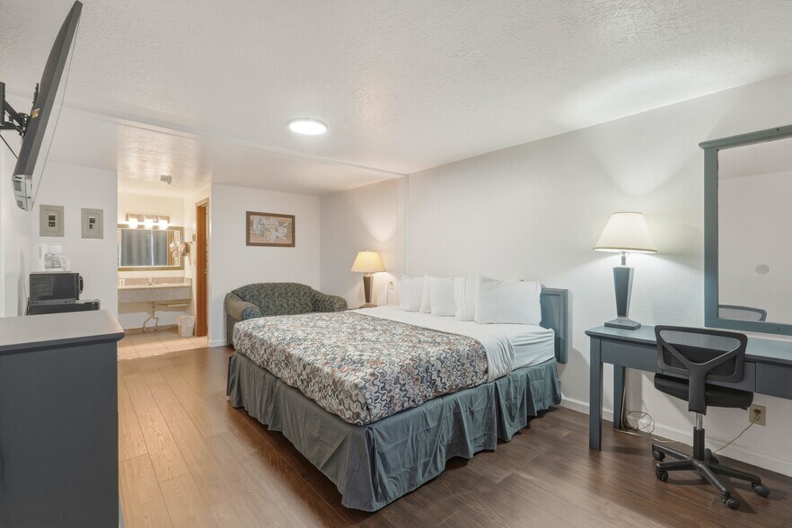More Photos Of 311 E Main St, Vernal Hotel For Sale