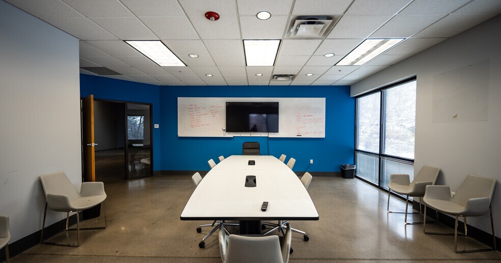 More Photos Of 6586 S Kenton St, Centennial Showroom For Lease