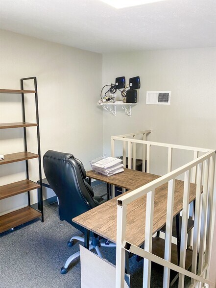 More Photos Of 916 S Locust St, Denton Warehouse For Lease