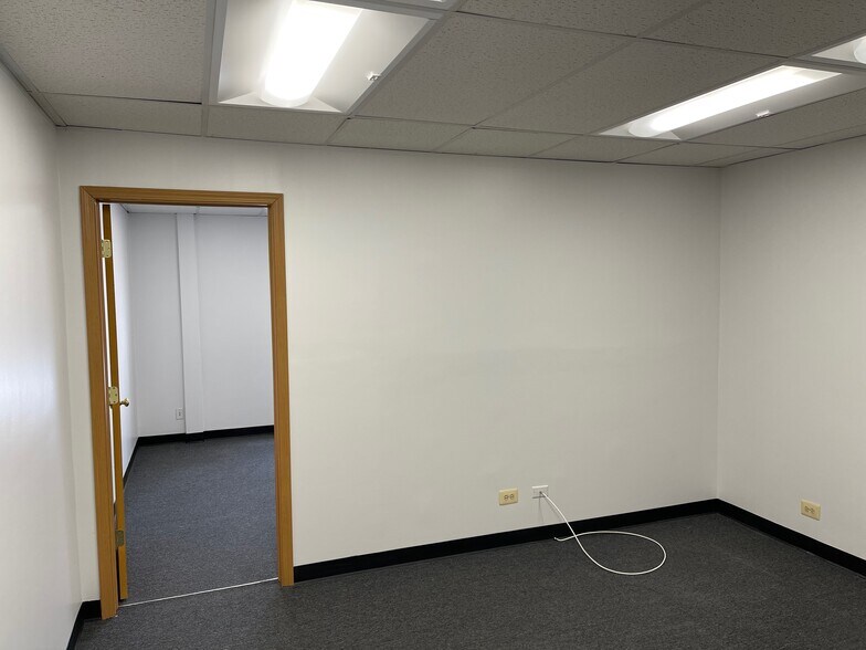 More Photos Of 830 E Higgins Rd, Schaumburg Unknown For Lease