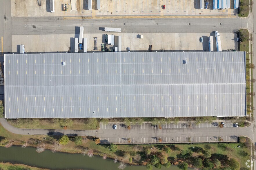 More Photos Of 103 Industrial Dr, Suffolk Distribution For Lease