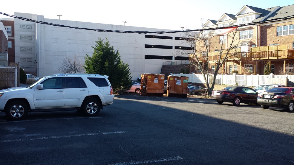 More Photos Of 3910 University Dr, Fairfax Storefront Retail Office For Lease