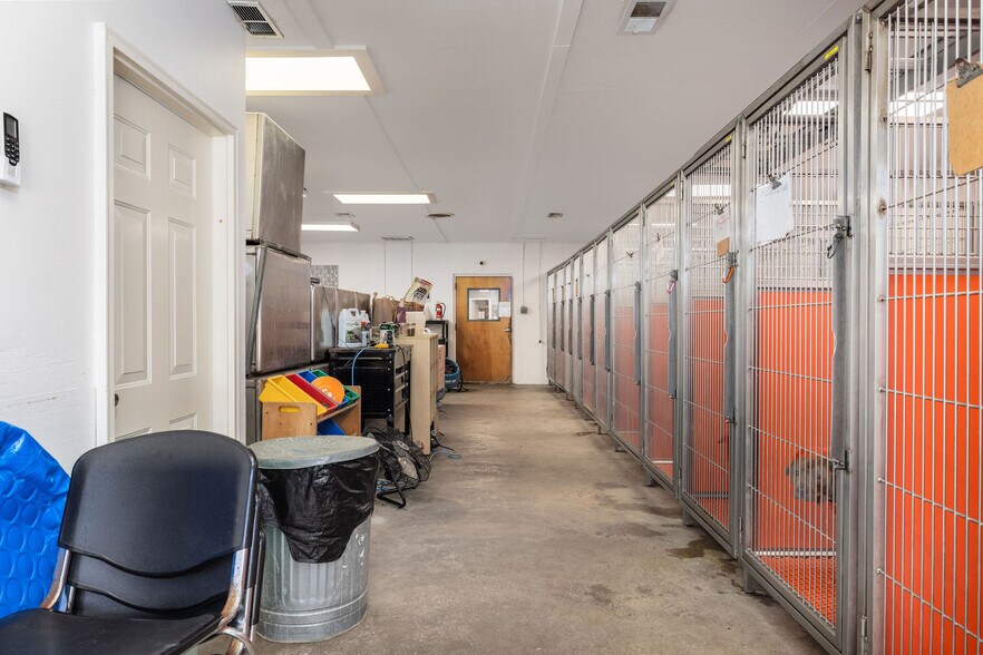 More Photos Of 5617 Dorchester Rd, North Charleston Veterinarian Kennel For Lease