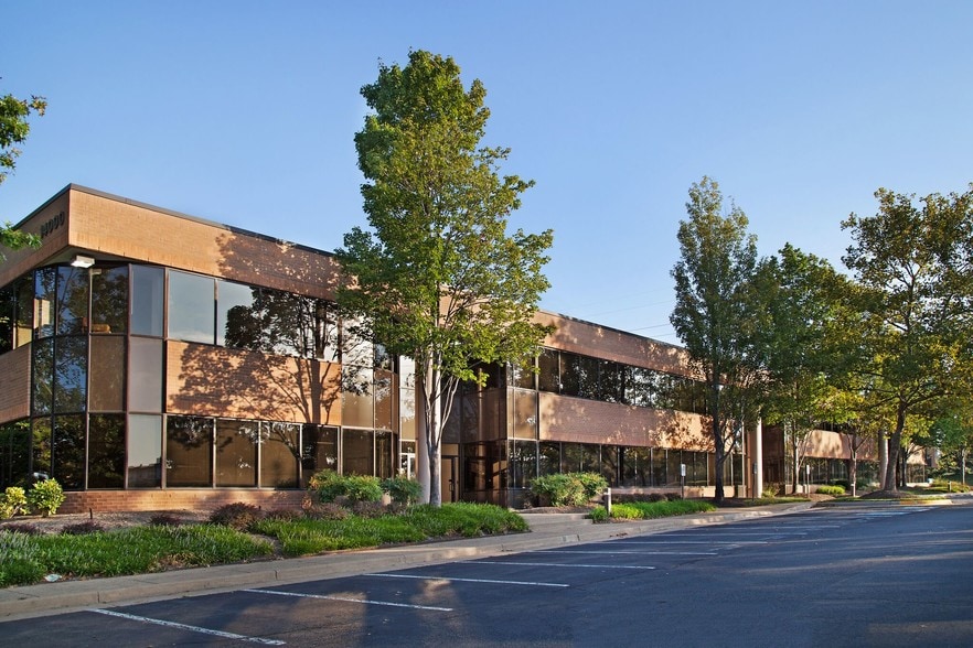 More Photos Of 14000 Thunderbolt Pl, Chantilly Showroom For Lease