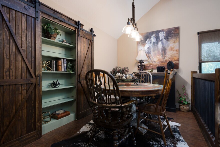 More Photos Of 504 Tivy St, Kerrville Flex For Sale