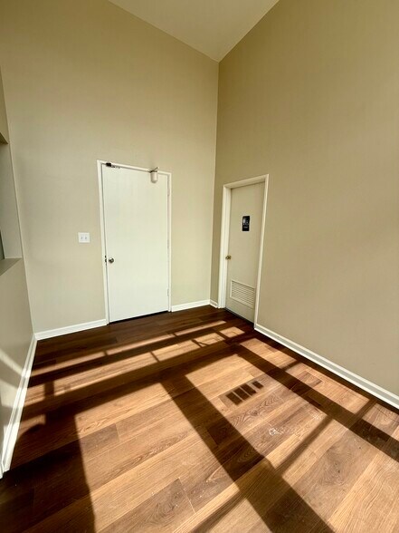 More Photos Of 911 15th St, Columbus Warehouse For Lease