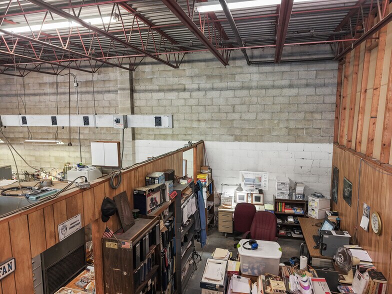 More Photos Of 55 Poplar St, Stamford Light Distribution For Sale