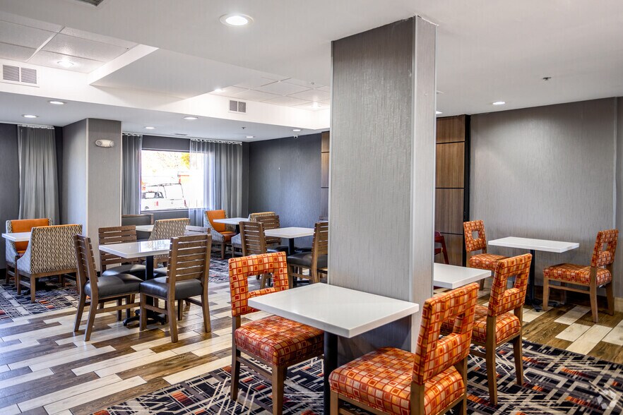 More Photos Of 55 Hampton Park Blvd, Capitol Heights Hotel For Sale