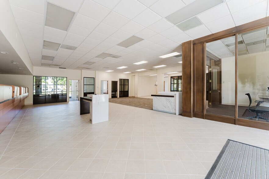 More Photos Of 990-1000 N Federal Hwy, Boca Raton Storefront Retail Office For Lease