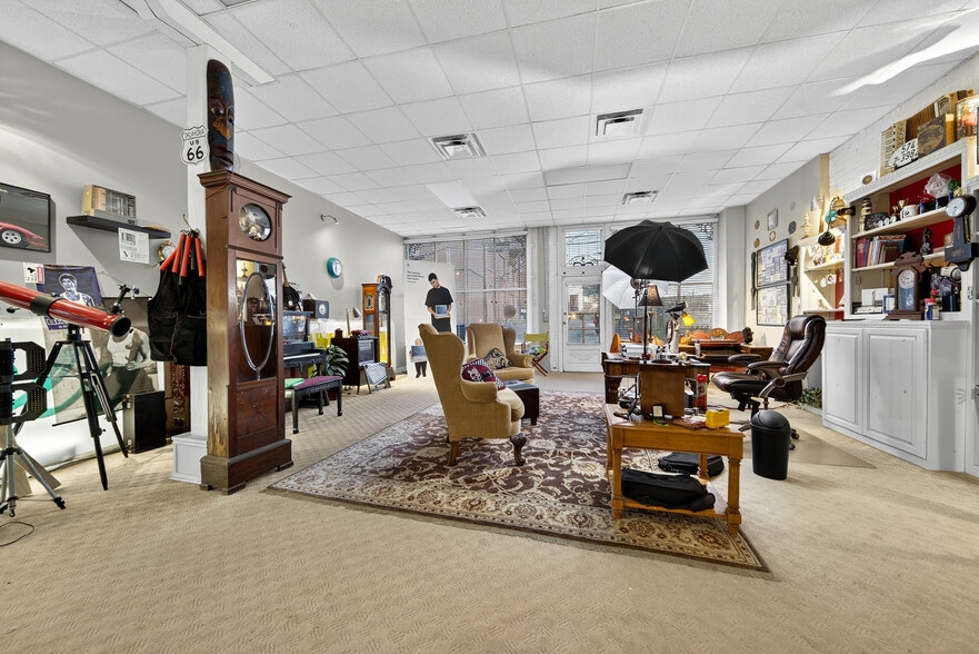 More Photos Of 109 7th Ave E, Springfield Flex For Sale