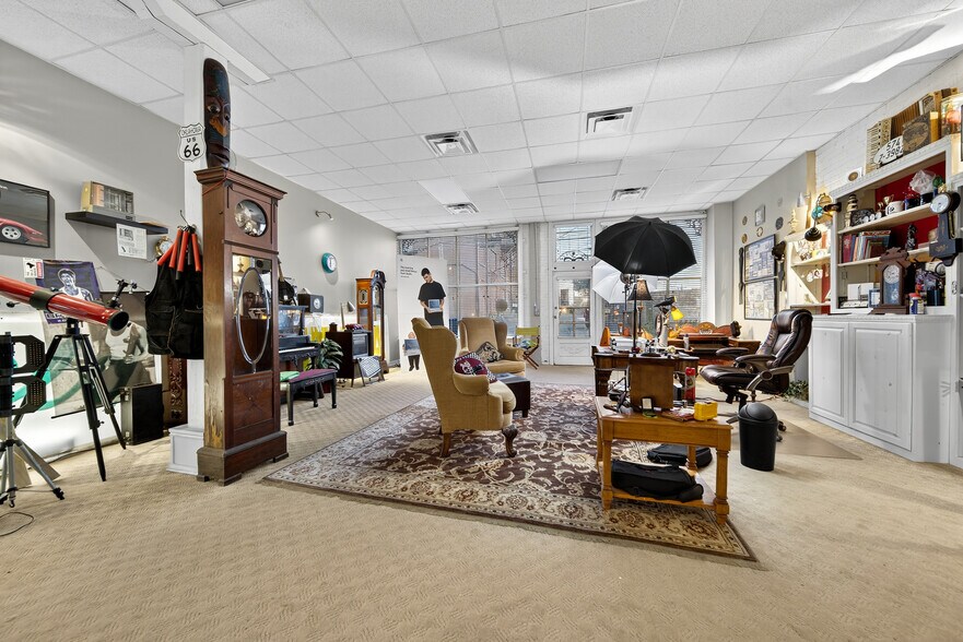 More Photos Of 109 7th Ave E, Springfield Flex For Sale