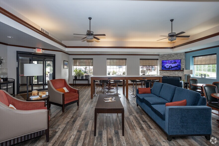 More Photos Of 5425 Clarkins Dr, Austintown Hotel For Sale